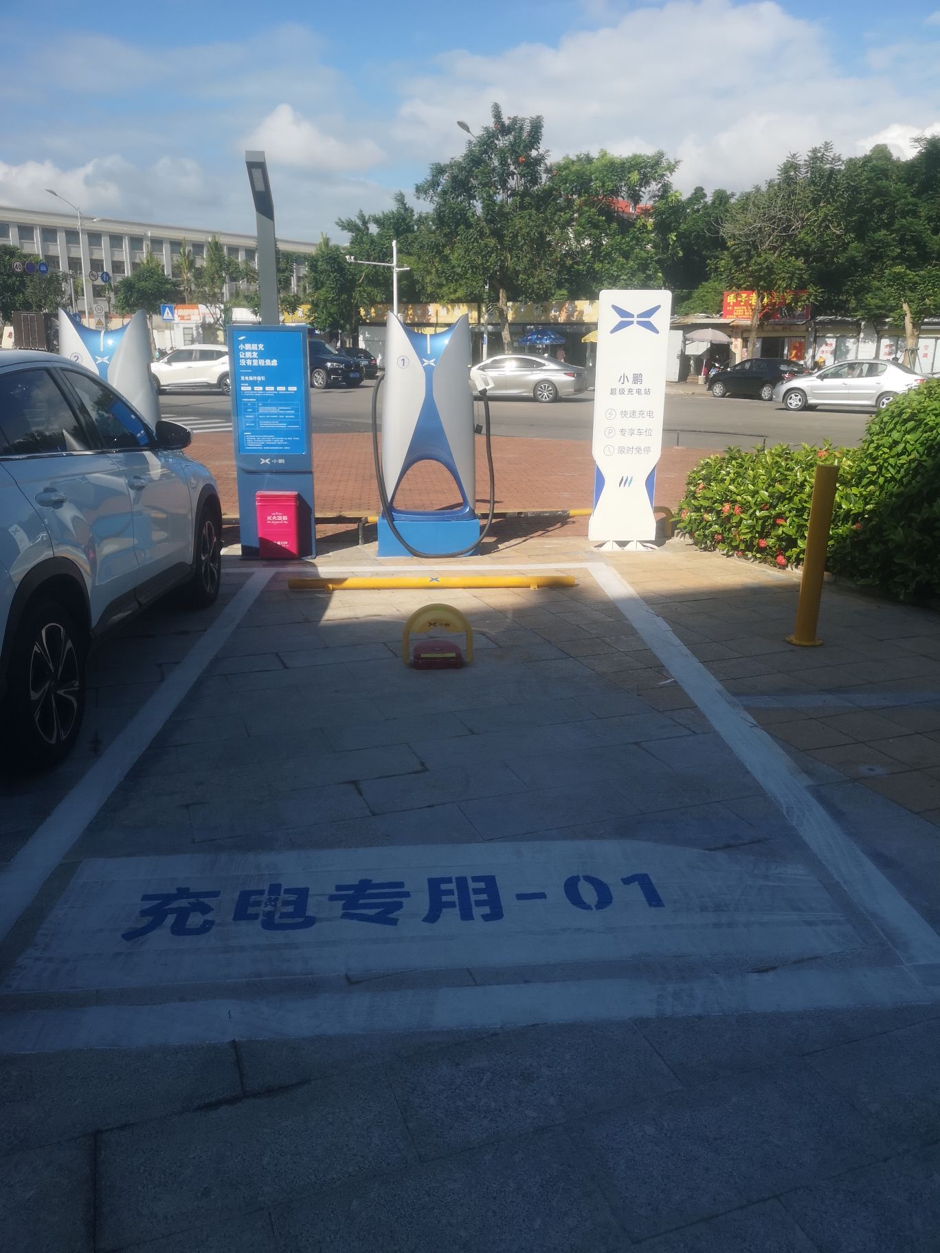 超充站充电体验家附近就有小鹏超充站,非常之方便