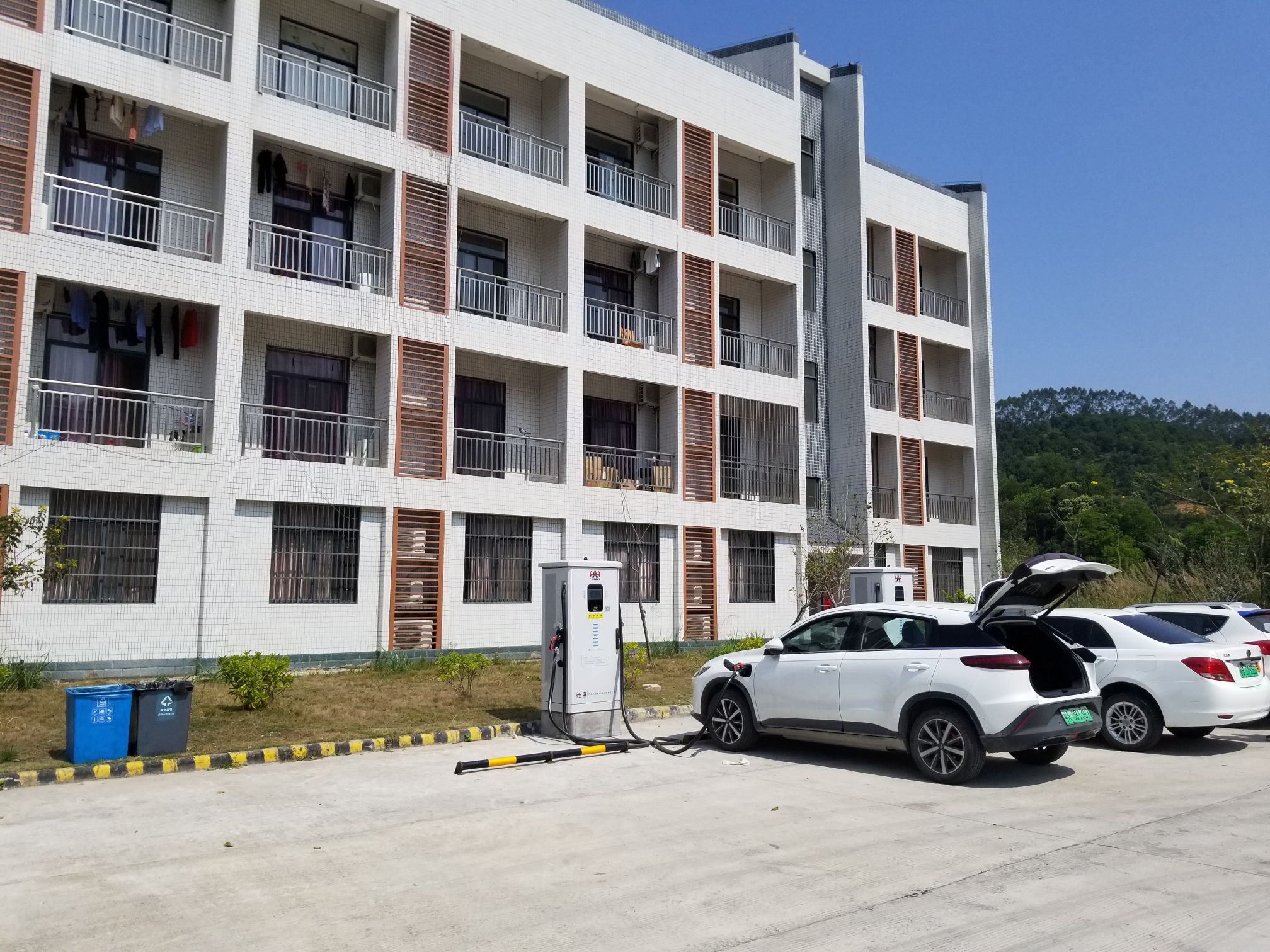 下面是在坪上服务区补电今天又开g3在甬莞高速上耍了把