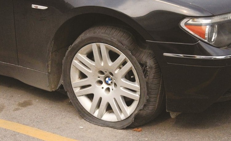 昨天车辆爆胎了给4