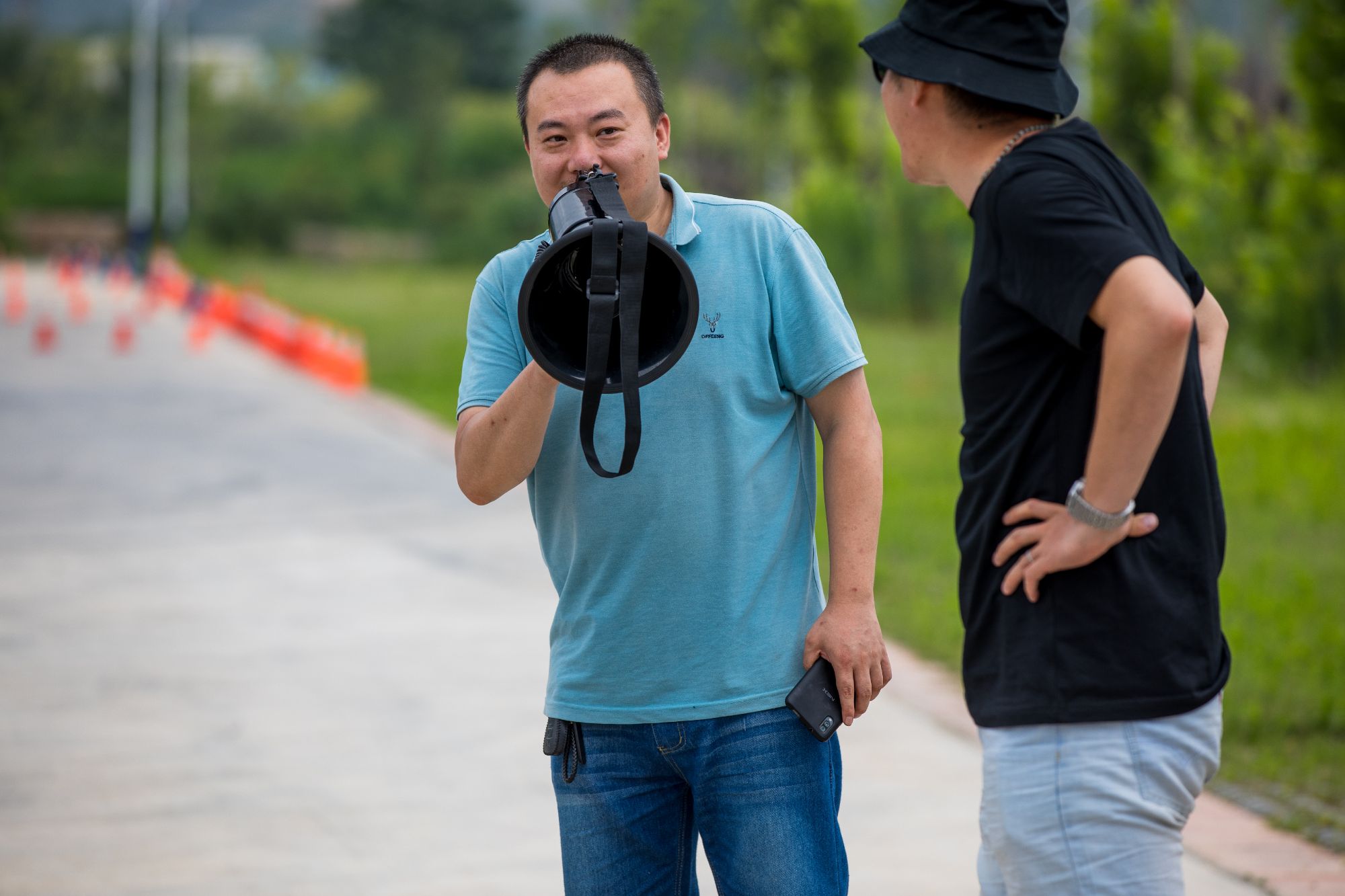 主持人东哥我们的会@我的女朋友长漂亮吧因为一辆车,遇到一群人,感觉