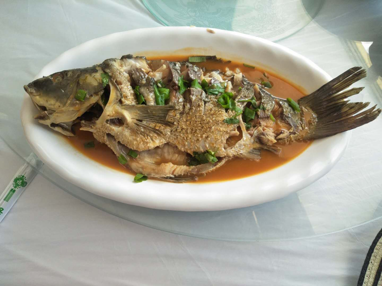 红碱淖最有名的美食莫过于红湖炖鱼,这十几年来我最喜欢来的一家饭店