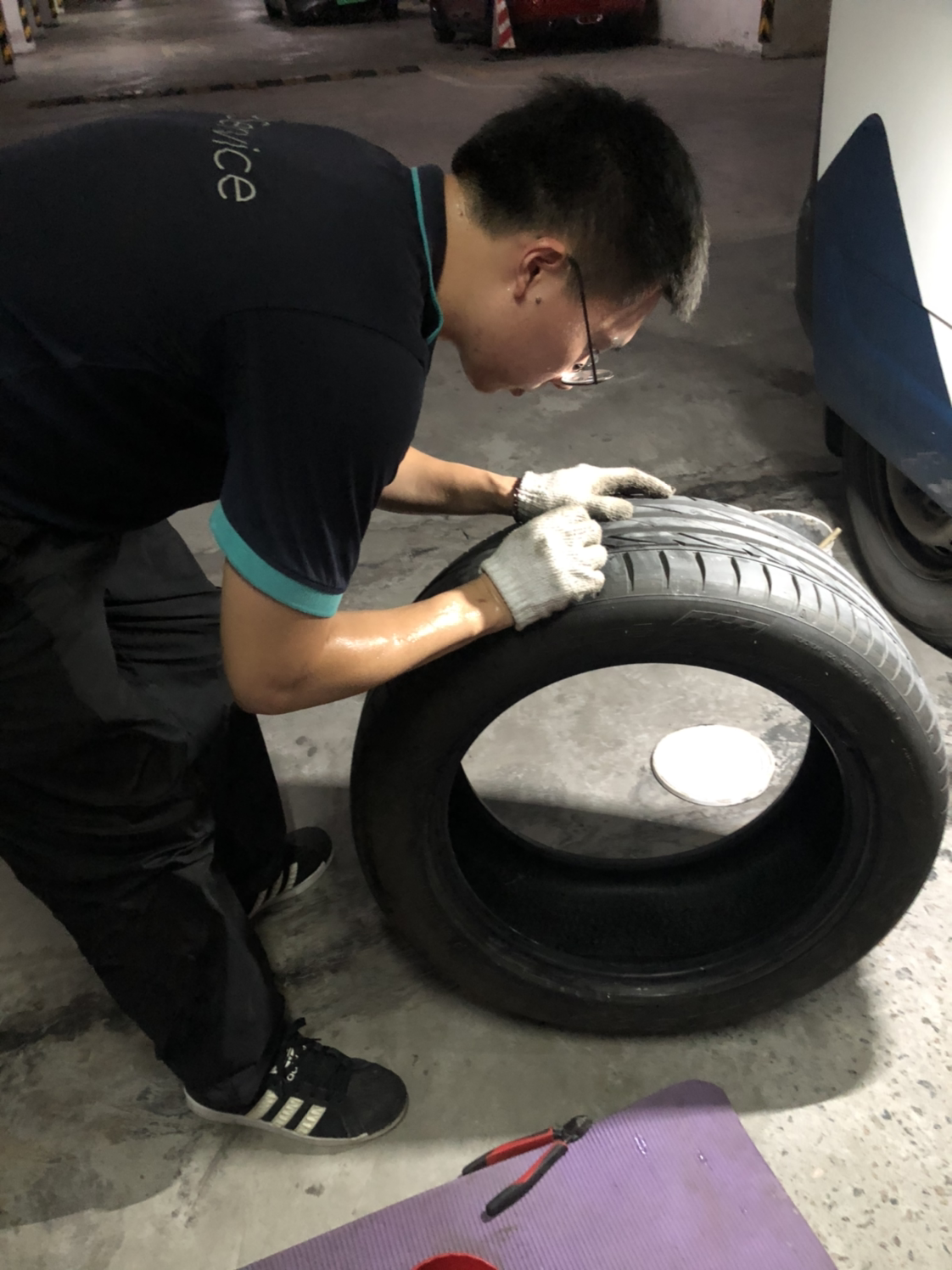 悦鹏服务修轮胎小哥