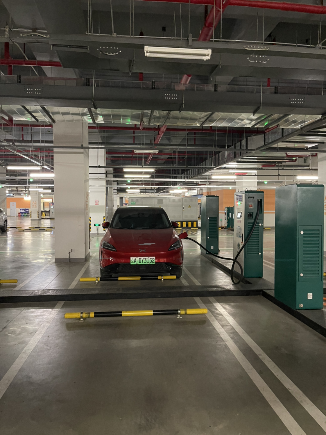 到了第一件事先充电,五棵松地下停车场二三百个免费充电的桩,小鹏免费