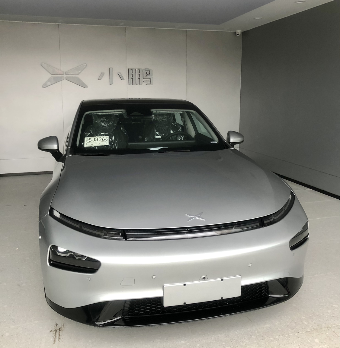 小鹏p7自动侧边停车展示