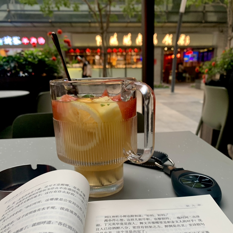 本闲人假装在看书