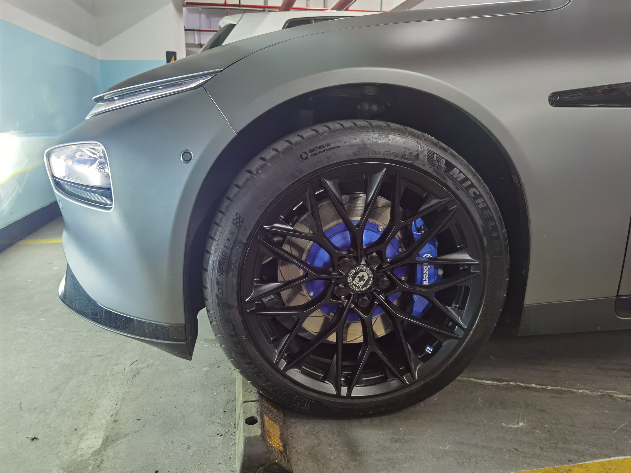 又换卡钳颜色啦