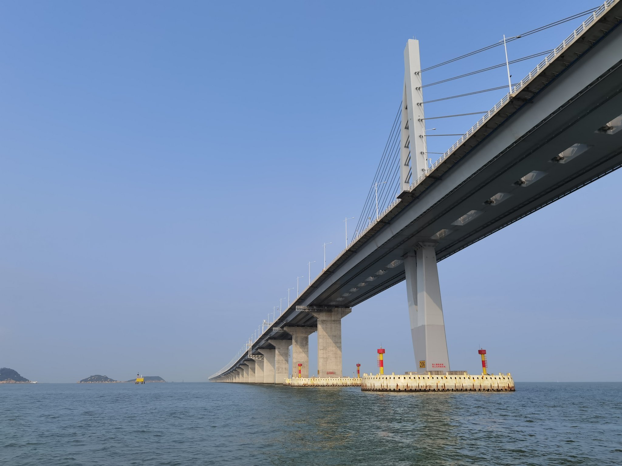 港珠澳大桥在我头顶经过,放眼望不到尽头那种转眼转乘到大游艇上,准备