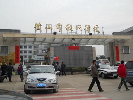 在那时候疯狂想要逃离的地方 现如今是怎样都回不去了