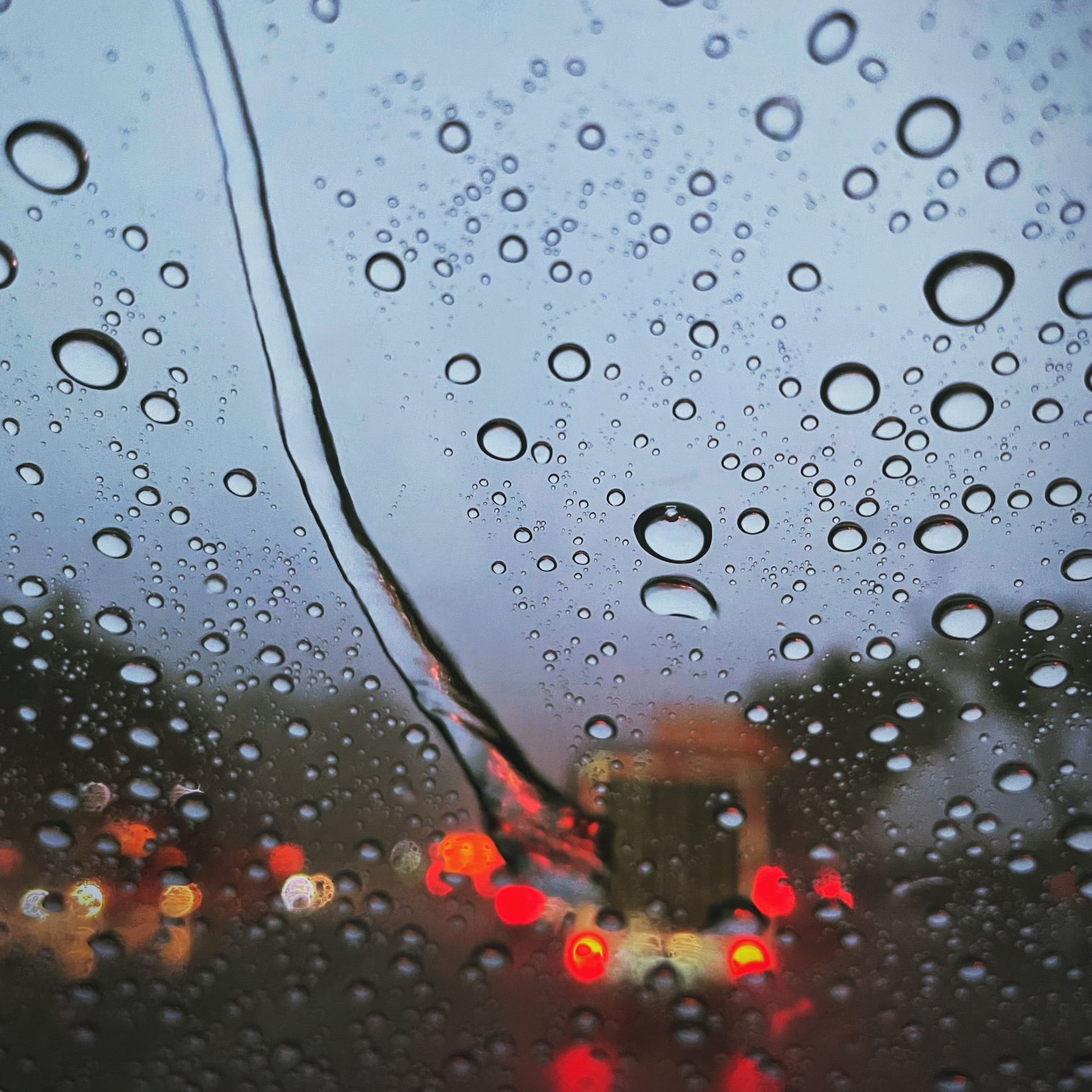 #下雨天# #我和p7#  下雨天 怎么可以错过车窗上的水珠和灯光奇妙的