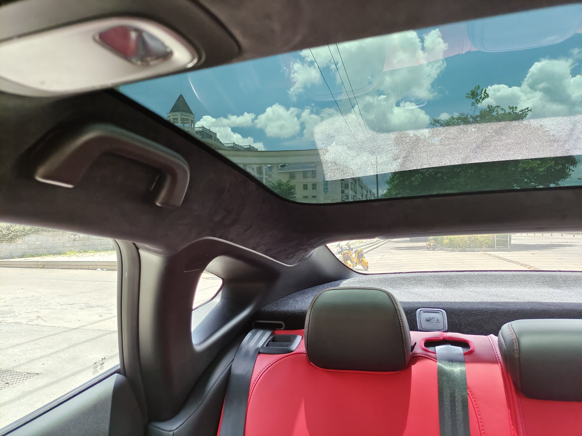 小小的改一下,车顶棚改翻毛皮,一黑到底看起来顺眼多啦.