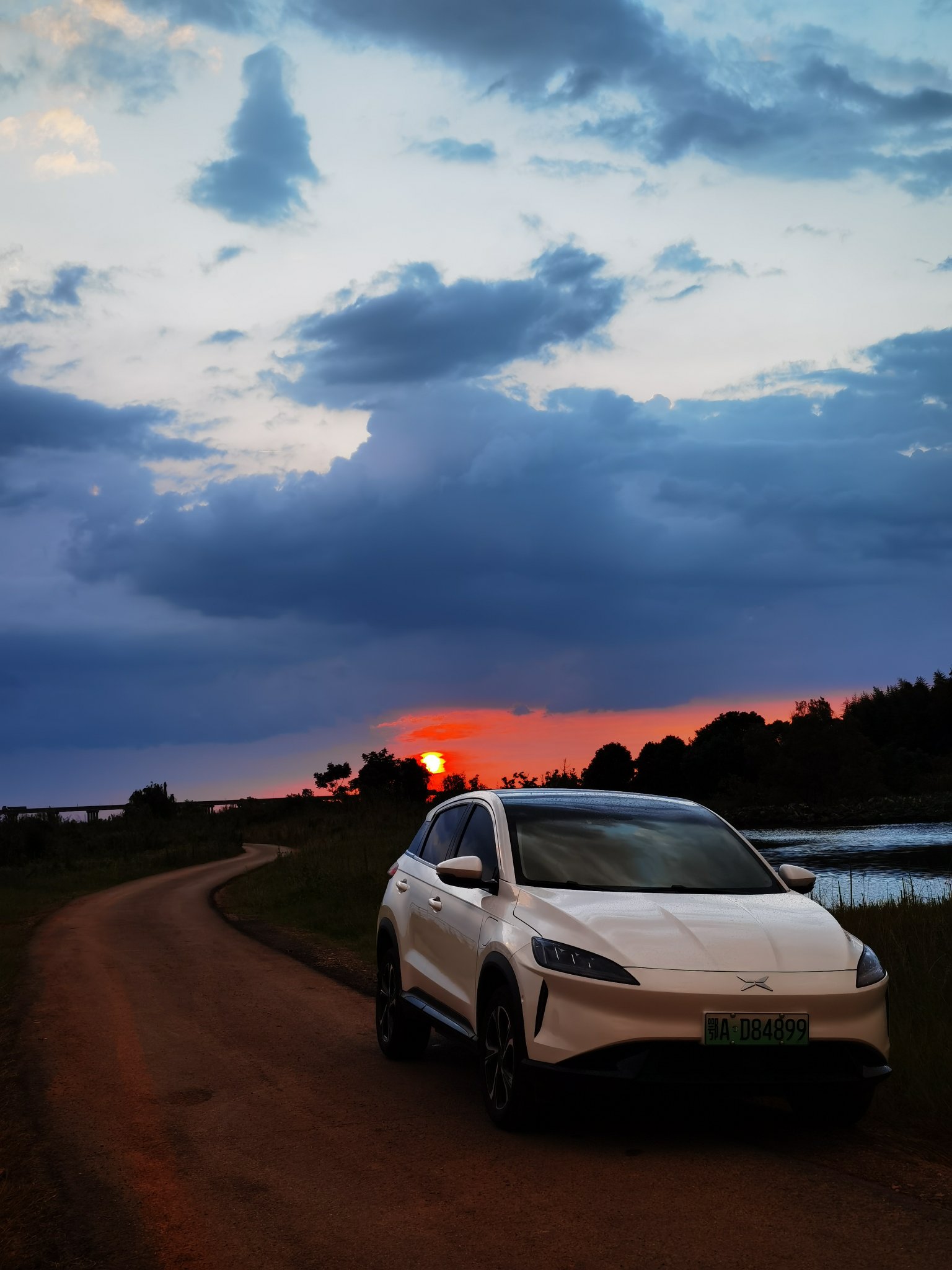 斧头湖的傍晚,乌云过 - 小鹏汽车鹏友圈