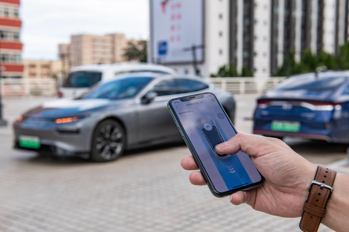 智能方面,我觉得小鹏p7的app自动泊车很棒,可以控制车辆,特别窄的车位