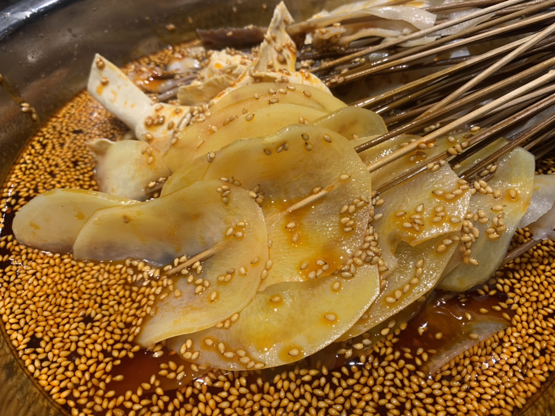 钵钵鸡除了底料,就是菜品了,土豆片,藕片薄如纸翼,鸡脚凤爪掌中宝也是