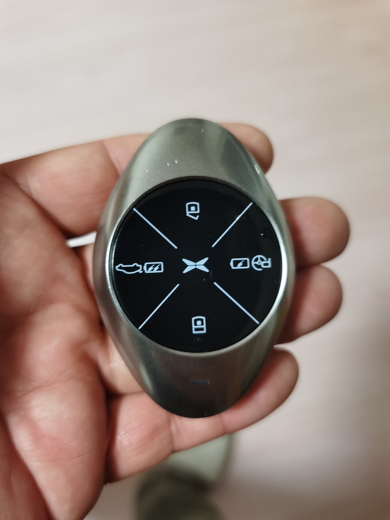 终于提车了 小鹏p7的钥匙塑料感也太强了 没有一点质感 90小鹏 你得