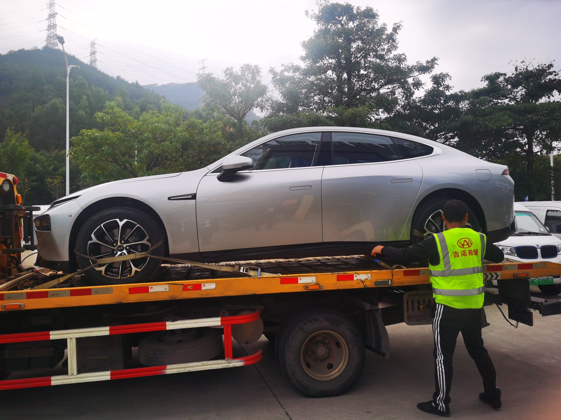 拖车过来提车电池厂