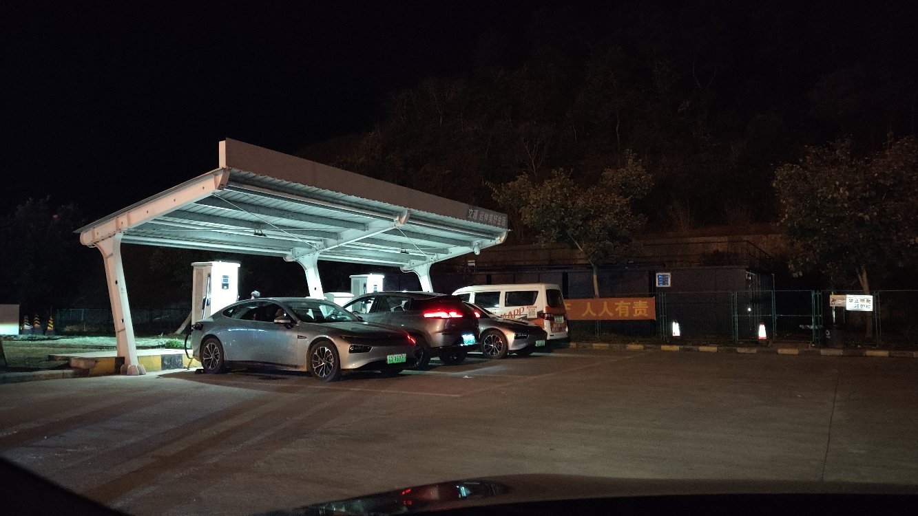 回程瓦溪服务区3辆