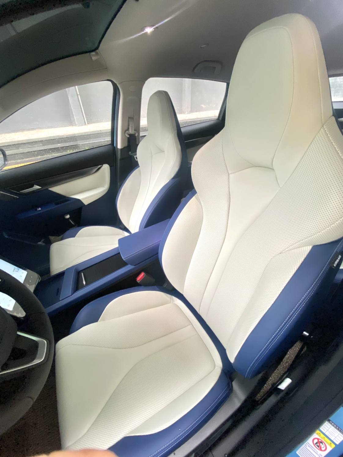 蓝白的内饰真的很漂亮