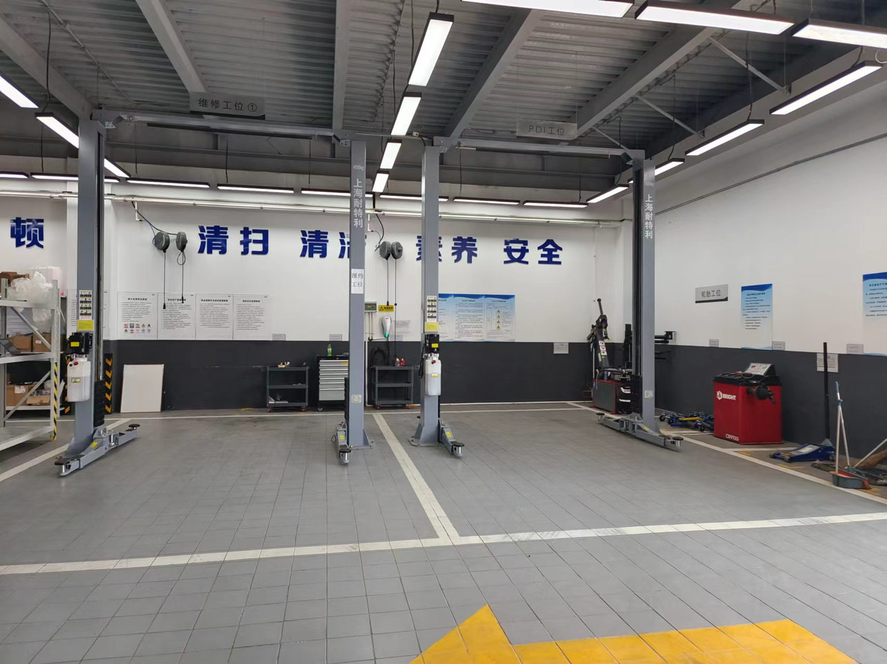 并跟我确认了车辆使用情况,开好施工单,车间师傅把车上到举升机,检查