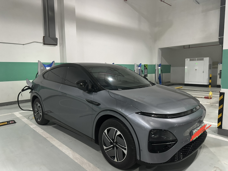 小鹏g6星阙灰改悬浮车顶